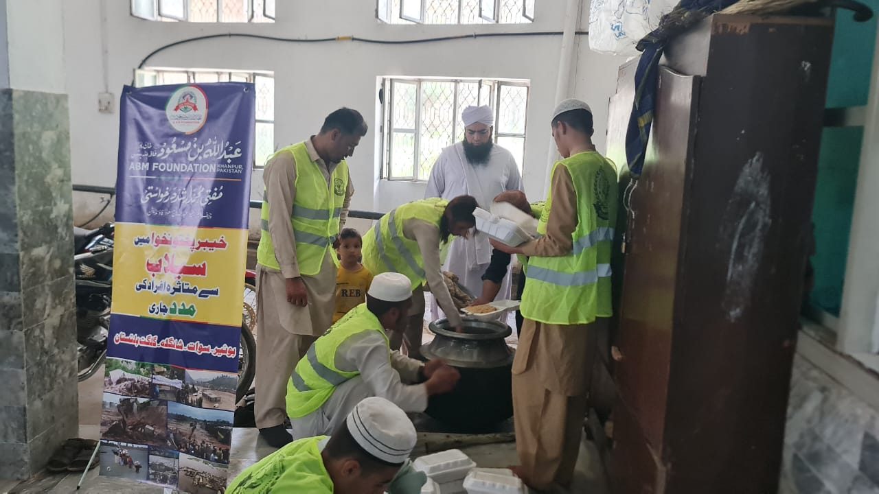 Flood relief volunteers packing cooked food
